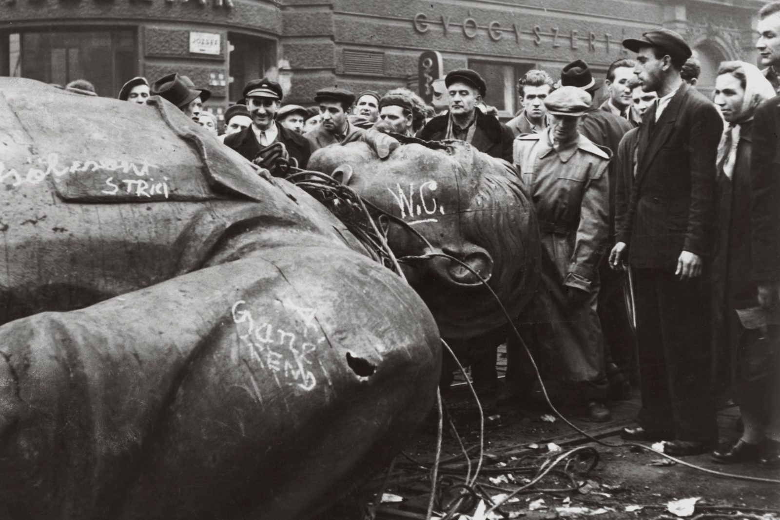 Stalin's statue toppled in Budapest 1956 [2048 x 1365] : r/HistoryPorn